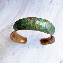 Load image into Gallery viewer, Aqua spirals copper cuff